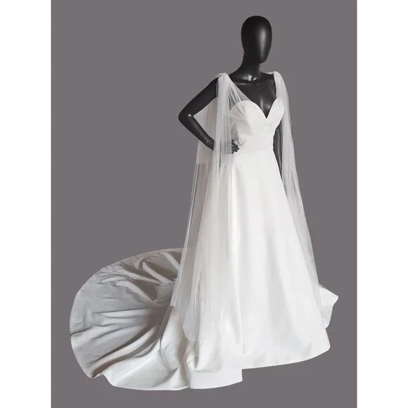 NWOT Ivory Plunge V-Neck Tulle Arm Detail Wedding Gown - Amy & Eve - Picture 2 of 12